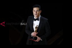 Rami Malek jatuh dari panggung usai raih piala Oscar