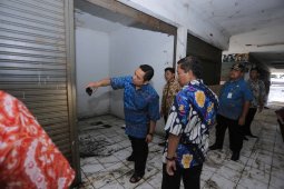 Arief Cek Gedung "Tangerang Expo" Pakai Lampu HP