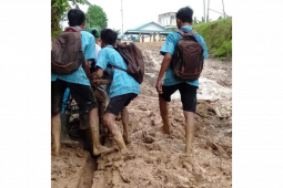 Siswa SMPN 8 Sepauk berbalur lumpur demi tiba di sekolah