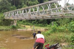 Jembatan belum siap warga Aceh Jaya masih gunakan rakit