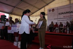 Menko Pembangunan Manusia dan Kebudayaan serahkan bantuan kepada masyarakat Landak