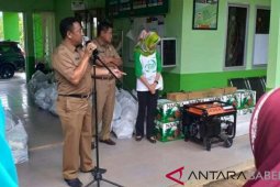 Pemkab Basel bagikan sembako kepada petugas kebersihan