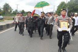 Jenazah Briptu Guntur dimakamkan dengan upacara kedinasan