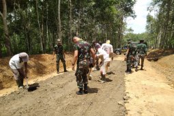 Realisasi Pembuatan Badan Jalan Desa Hayub -  Desa Ribang 60 Persen