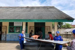 Personel polair Polres Bangka bantu korban banjir