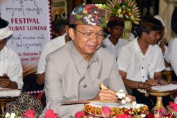 Gubernur Bali ikut "Nyurat" lontar bersama ribuan pelajar