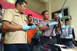 Polisi amankan dua pria bawa senpi rakitan