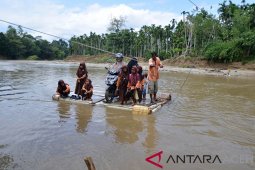Anak sekolah mengunakan rakit