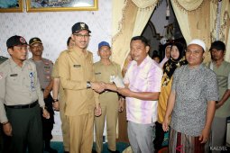 Wabup Serahkan Bantuan Korban Angin Kencang