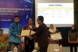 S2 MM Unair Terima Penghargaan Prodi Terbaik 1