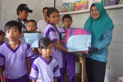Ketua TP PKK Tapin bantu siswa SD Munggu Ringkit