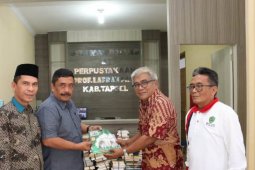 Baharuddin Aritonang sumbang koleksi dan karya tulisnya untuk perpustakaan Prof Lafran Pane