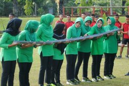 Persit KCK Yonif Tombak Sakti senam bersama