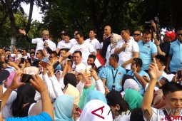 Prabowo Jalan Sehat Bersama Ribuan Relawan Roemah Djoeang