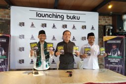 Abdul Hakim Luncurkan Buku "Menjunjung Lampung"