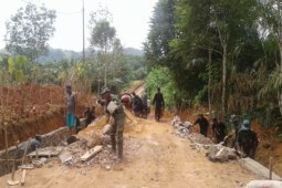 Kodim-Masyarakat bangun jalan dan drainase Martadah Baru