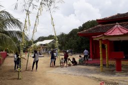 Hiasan janur semarakkan suasana Kelenteng Tanjungular Muntok