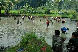 Monang Jokowi-Amin Tabagsel bagikan ratusan ikan kepada masyarakat