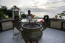 Membersihkan Vihara jelang Imlek