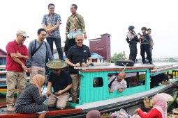 BI cruises river, pulling unworthy money from circulation