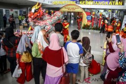 Pertunjukan barongsai di Bandara Juanda