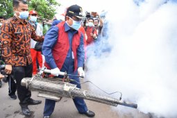 Maulana  pimpin penyemprotan nyamuk di Pasir Putih