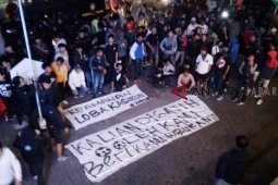 Ratusan Bobotoh unjuk rasa di Graha Persib