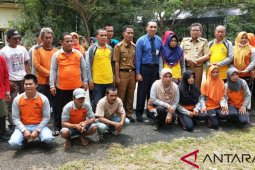 Bank Kalsel berikan bantuan ke petugas kebersihan