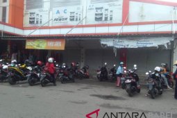 Sejumlah toko di pasar Sungailiat masih tutup