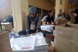 KPU Banjarmasin gunakan tenaga 66 orang lipat surat suara