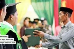 Ayah almarhumah pun mewakili wisuda (video)