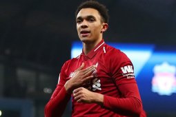 Alexander-Arnold bawa pulang bola kontra Watford