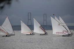 Lomba Balap Perahu Layar Tradisional