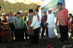 Mayor puts the first stone in the construction of a mosque in Lombok
