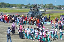 Ribuan pelajar antusias saksikan atraksi pesawat tempur F16