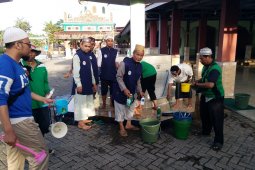 Pejuang subuh dan FKH kolaborasi bersihkan masjid Jami