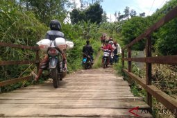 Rawan kecelakaan, ribuan warga Sukaresmi Cianjur minta perbaikan jalan