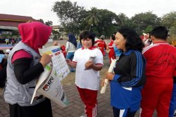 Relawan bagi brosur pemilu ke masyarakat