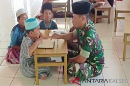 Luangkan waktu anggota Satgas jadi guru ngaji