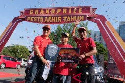 Empat Warga Samarinda Bahagia Terima Hadiah Telkomsel
