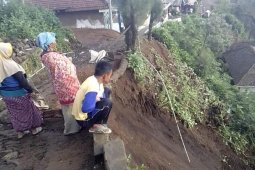 Longsor di Probolinggo, Akses Jalan Terganggu dan Satu Rumah Rusak Ringan