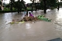 Korban banjir Bojonegoro dapat bantuan paket sembako