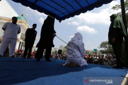 Enam wanita pelanggar syariat Islam dipapah usai dicambuk