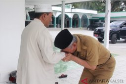 Definitif menjadi Bupati HST, Chairansyah minta restu kepada Guru Bakhiet