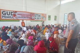 Pelipatan Surat Suara, KPU Situbondo Berdayakan Perempuan