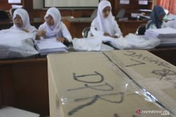 KPU Karawang siapkan ratusan petugas penyortir surat suara