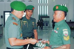 Pangdam I/BB berikan penghargaan kepada Serka Arafat