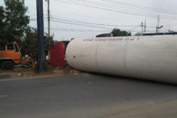 Tabrak pembatas jalan, truk tangki LPG terbalik