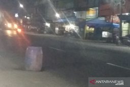 Lubang "hiasi" jalan utama di ibu kota Labura