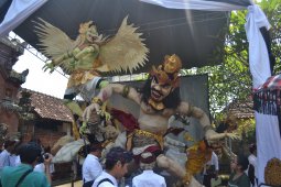 "Ogoh-Ogoh" menyeramkan keliling Desa Nongan menjelang Nyepi (video)
